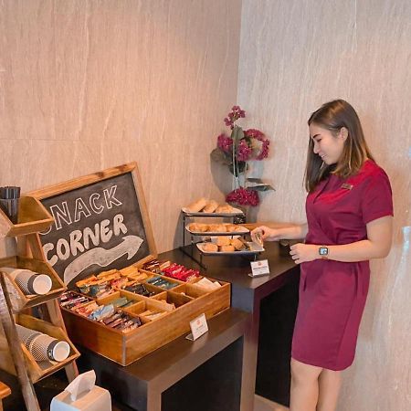 News Hotel Waru Sidoarjo Exteriör bild