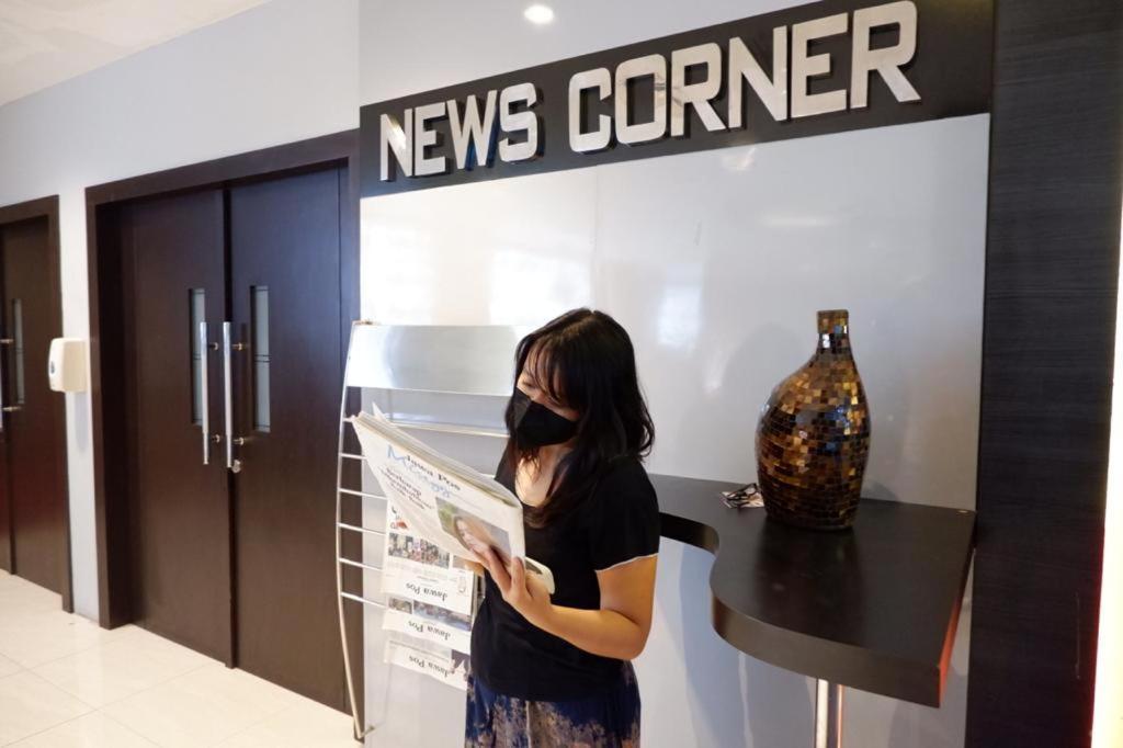 News Hotel Waru Sidoarjo Exteriör bild