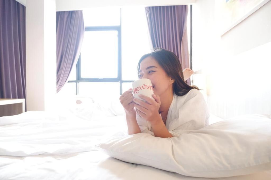News Hotel Waru Sidoarjo Exteriör bild