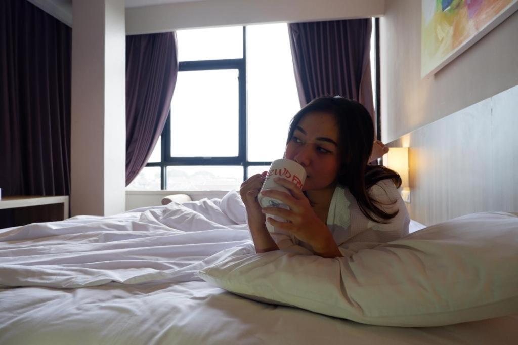 News Hotel Waru Sidoarjo Exteriör bild