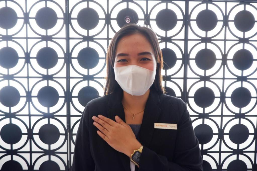 News Hotel Waru Sidoarjo Exteriör bild