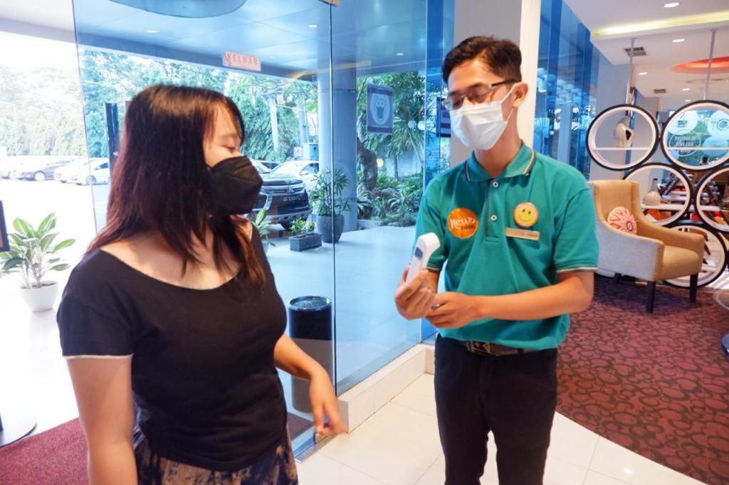 News Hotel Waru Sidoarjo Exteriör bild
