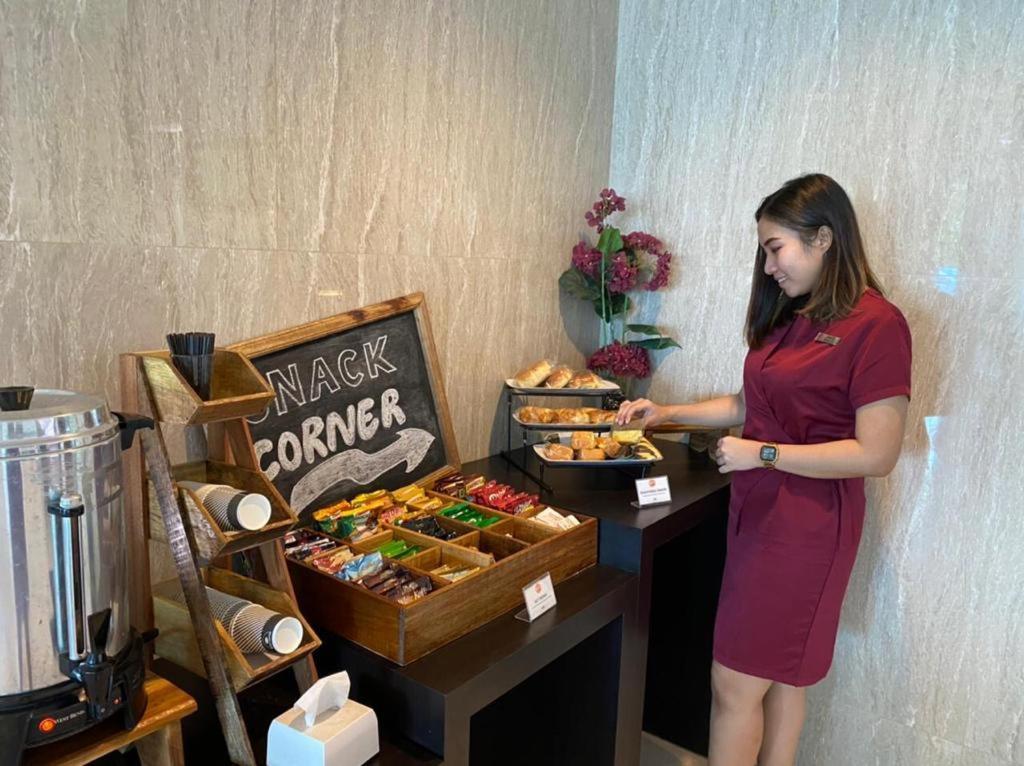 News Hotel Waru Sidoarjo Exteriör bild