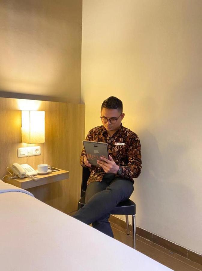 News Hotel Waru Sidoarjo Exteriör bild