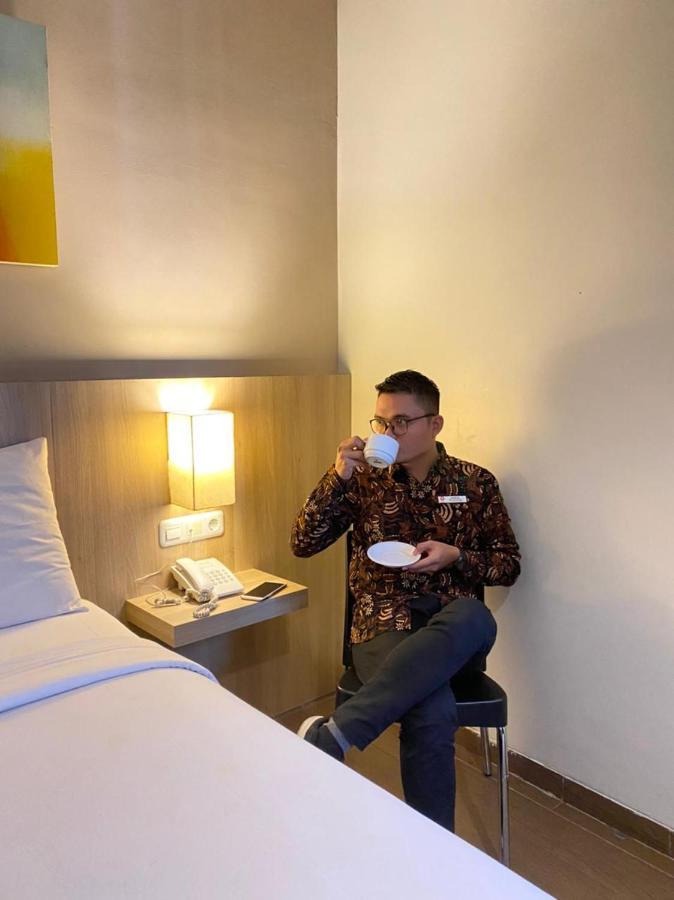 News Hotel Waru Sidoarjo Exteriör bild