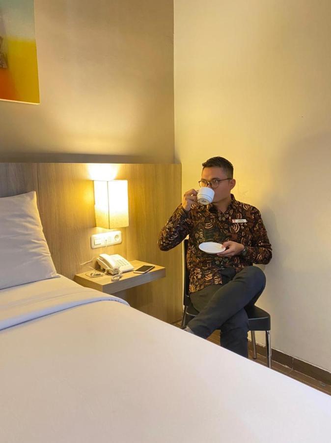 News Hotel Waru Sidoarjo Exteriör bild
