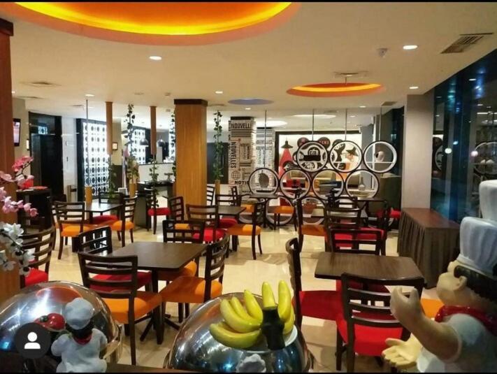 News Hotel Waru Sidoarjo Exteriör bild